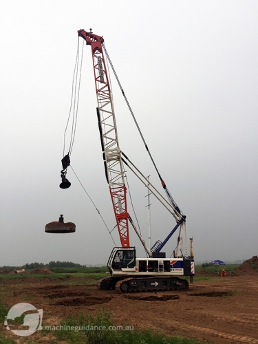 A crane was equipped with a GNSS-guided Trimble DPS900 Machine Control System to ensure maximum efficiency.